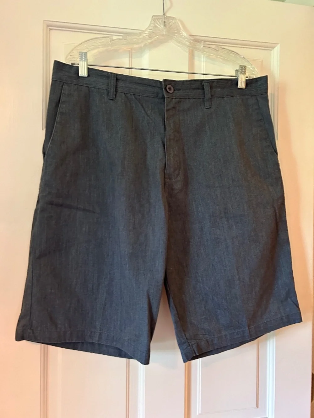 PAIR OF BURNSIDE MEN'S SHORTS SIZE 36 11